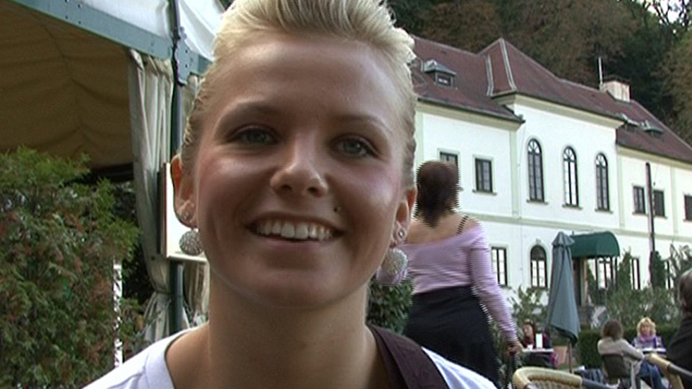 Přehraj Hodně mladá a hodně naivní