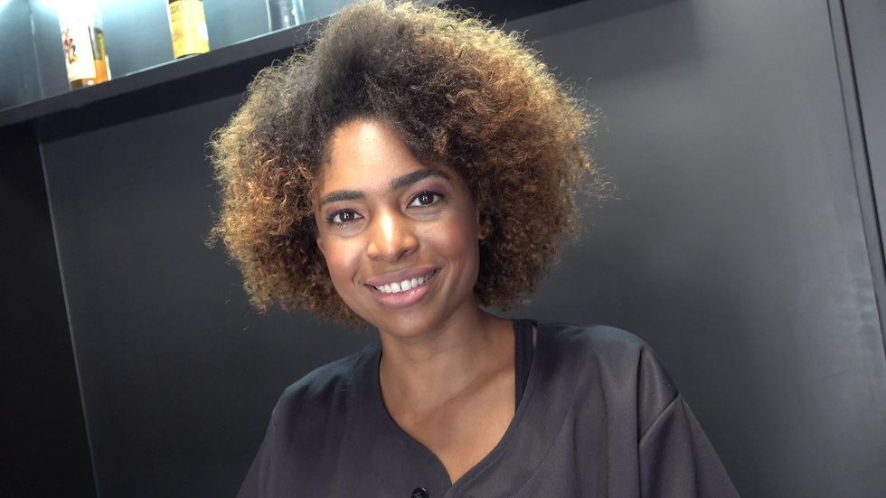 Přehraj Černá sexy kadeřnice